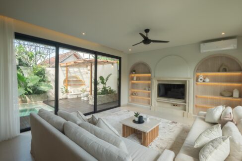 A Chic Villa With Three Bedrooms Situated In Berawa (4)