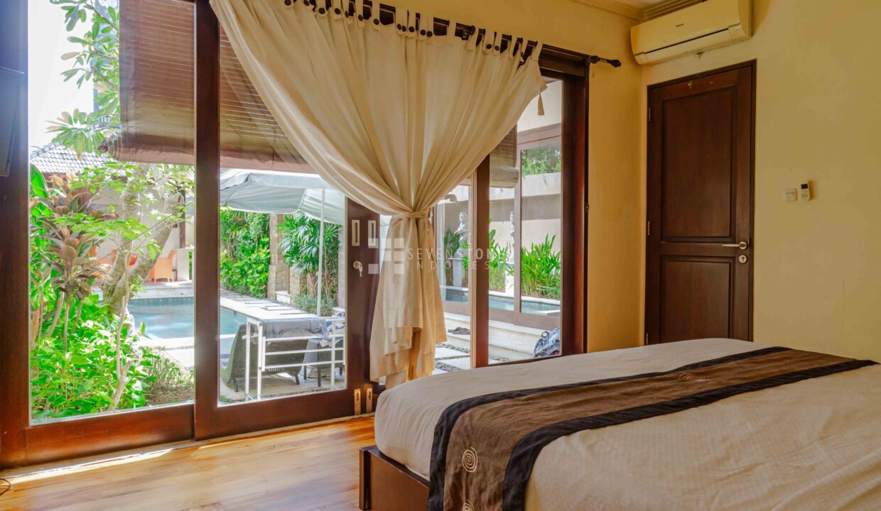 Freehold 2-Bedroom Balinese Style Villa Near GWK (8)