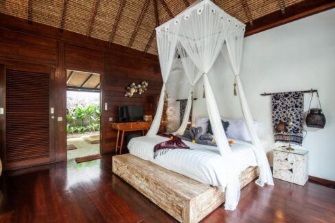 Monthly Rental of an Authentic Wooden Design Villa with Tropical Oasis in Berawa (14)