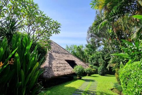 Monthly Rental of an Authentic Wooden Design Villa with Tropical Oasis in Berawa (27)