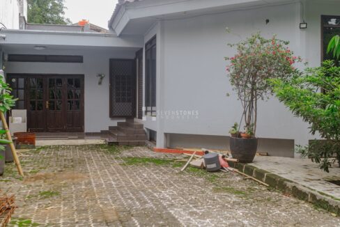 Prime Investment Opportunity Expansive Land with an Old House in Tangerang, Ideal for Apartment or Small Residential Complex Development (5)