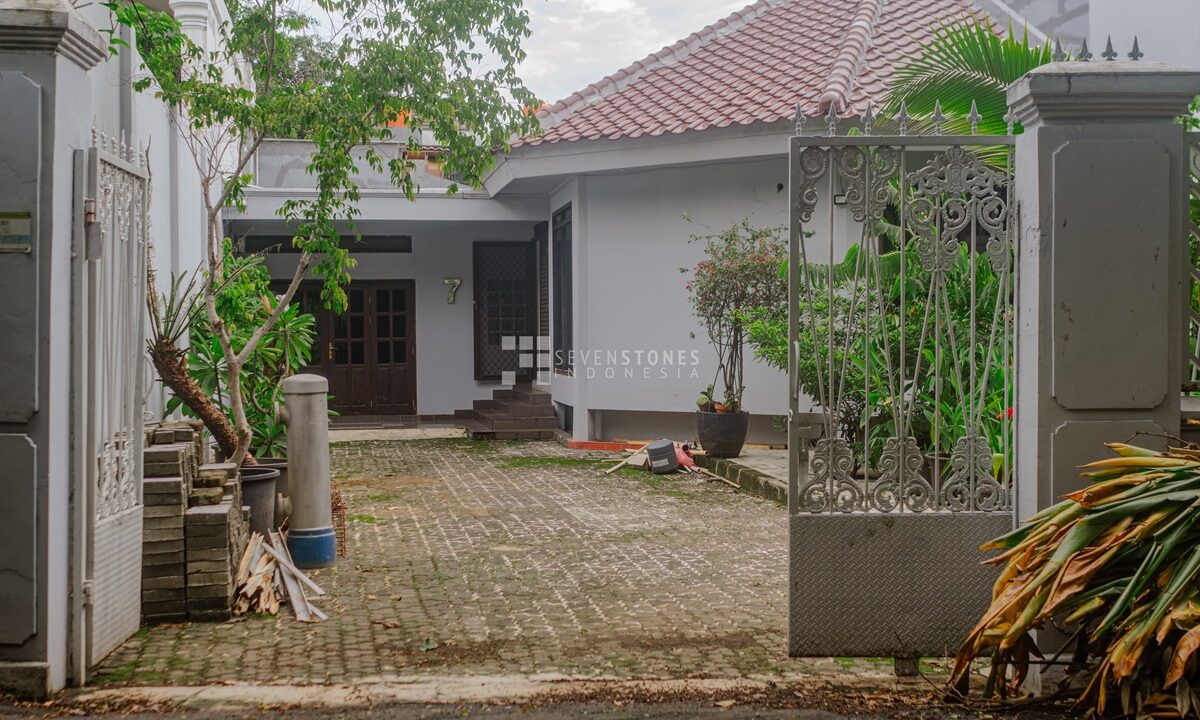 Prime Investment Opportunity Expansive Land with an Old House in Tangerang, Ideal for Apartment or Small Residential Complex Development (7)