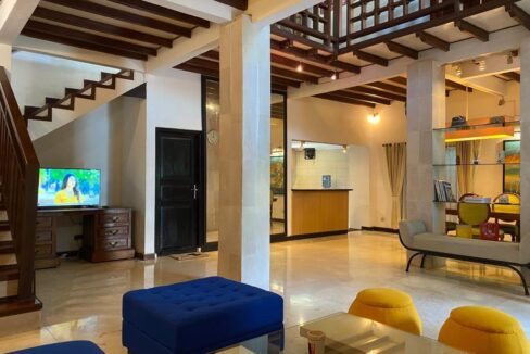 Three-Bedroom Classic House in a Quiet Area (1)