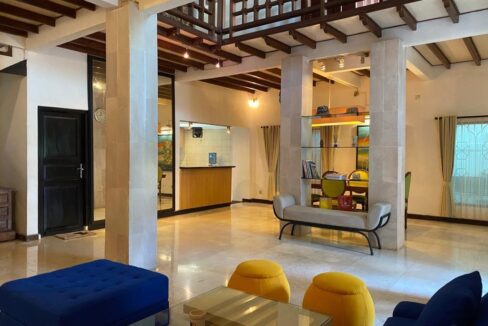 Three-Bedroom Classic House in a Quiet Area (10)