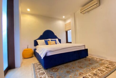 Three-Bedroom Classic House in a Quiet Area (11)