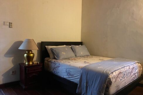 Three-Bedroom Classic House in a Quiet Area (12)