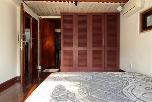 Three-Bedroom Classic House in a Quiet Area (13)