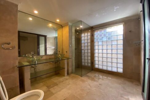 Three-Bedroom Classic House in a Quiet Area (15)