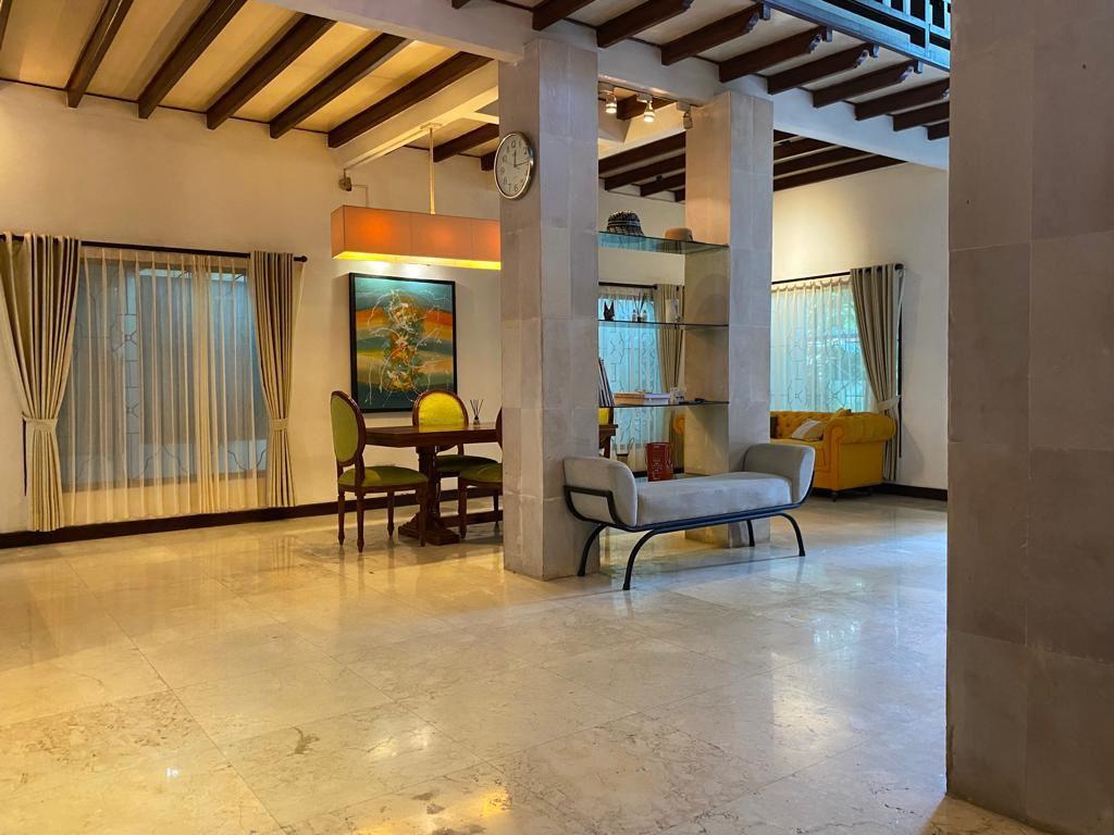 Three-Bedroom Classic House in a Quiet Area