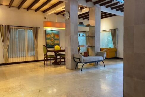 Three-Bedroom Classic House in a Quiet Area (2)
