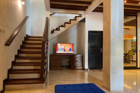 Three-Bedroom Classic House in a Quiet Area (4)