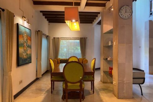 Three-Bedroom Classic House in a Quiet Area (5)