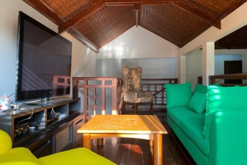 Three-Bedroom Classic House in a Quiet Area (6)