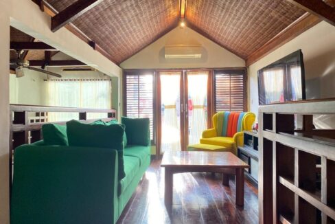 Three-Bedroom Classic House in a Quiet Area (7)
