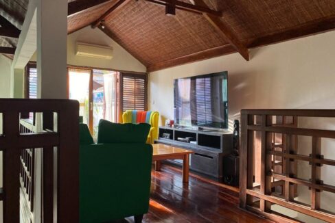 Three-Bedroom Classic House in a Quiet Area (9)