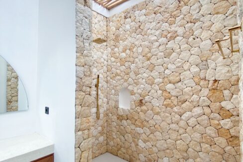 Tropical 2-Bedroom Villa in Padonan (8)
