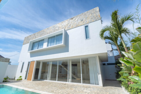 4-Bedroom Beachside Villa with Jacuzzi and Ocean View in Cemagi (1)