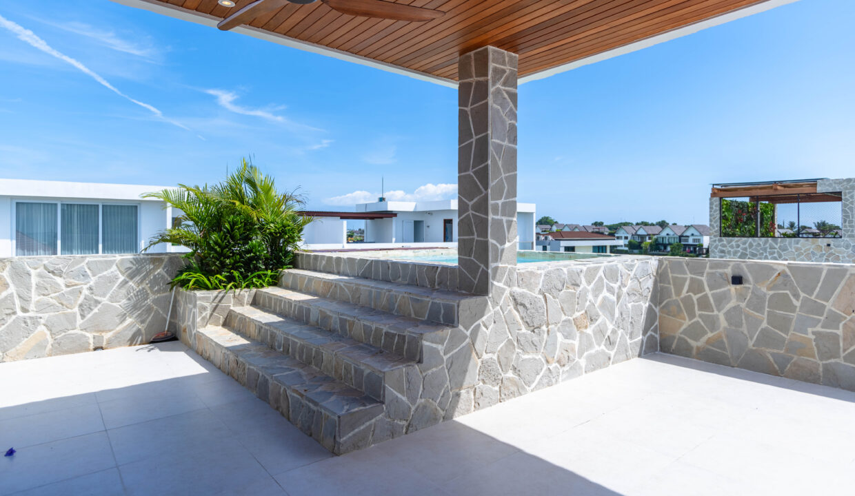 4-Bedroom Beachside Villa with Jacuzzi and Ocean View in Cemagi (20)