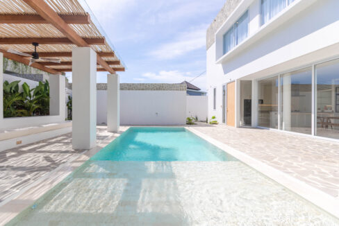 4-Bedroom Beachside Villa with Jacuzzi and Ocean View in Cemagi (3)