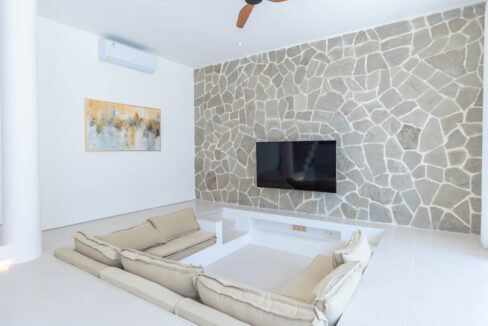 4-Bedroom Beachside Villa with Jacuzzi and Ocean View in Cemagi (7)