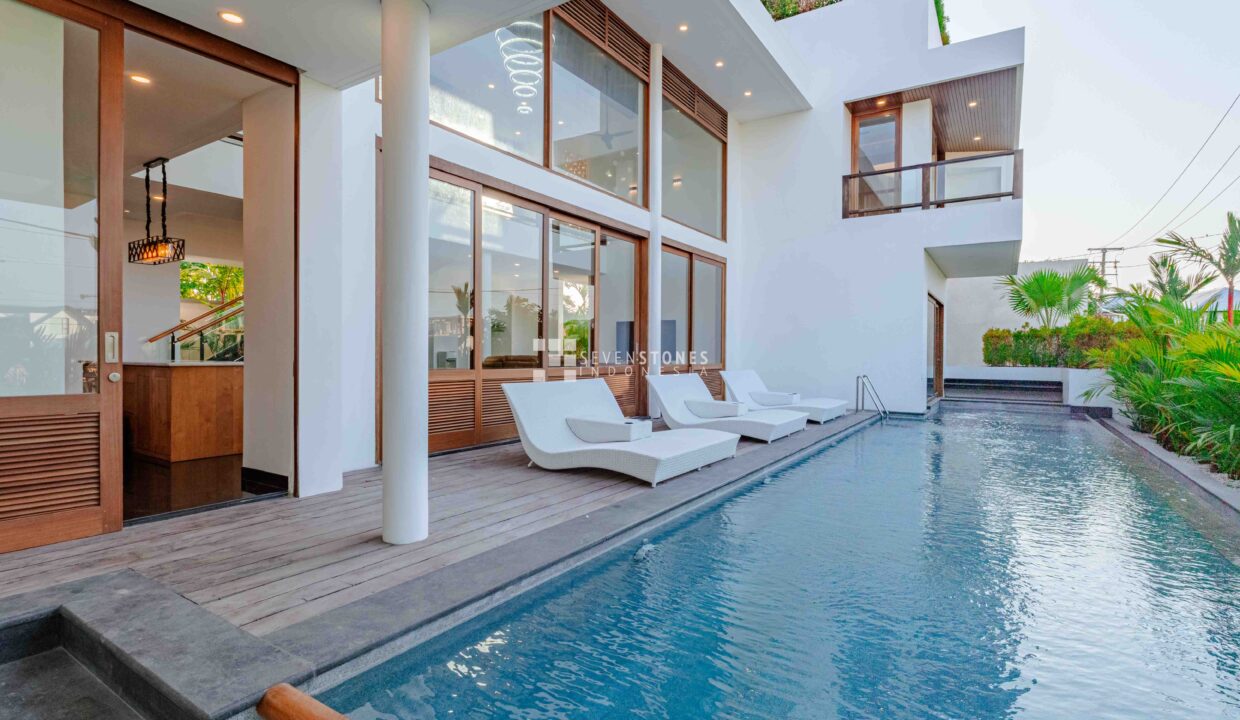 Bright Airy and Spacious 5-Beds Villa in Canggu Center (1)