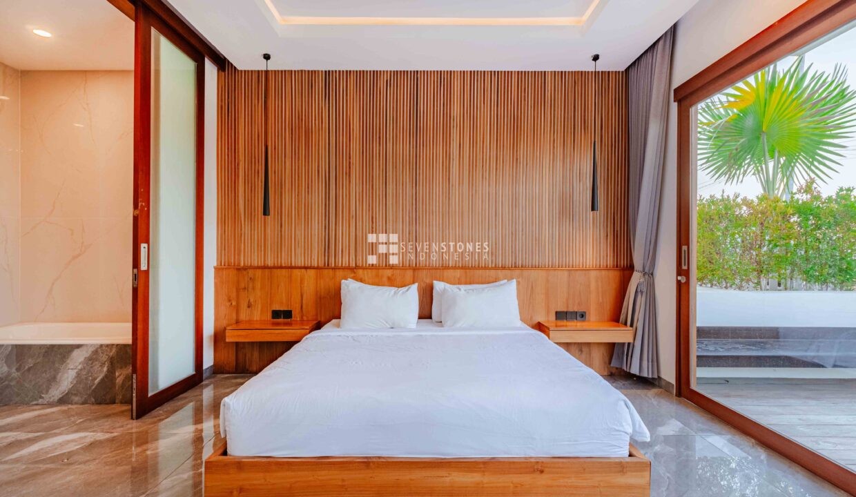 Bright Airy and Spacious 5-Beds Villa in Canggu Center (10)