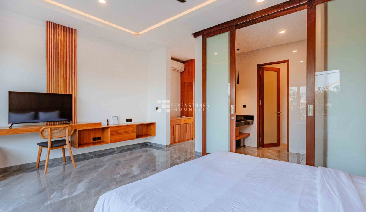 Bright Airy and Spacious 5-Beds Villa in Canggu Center (11)