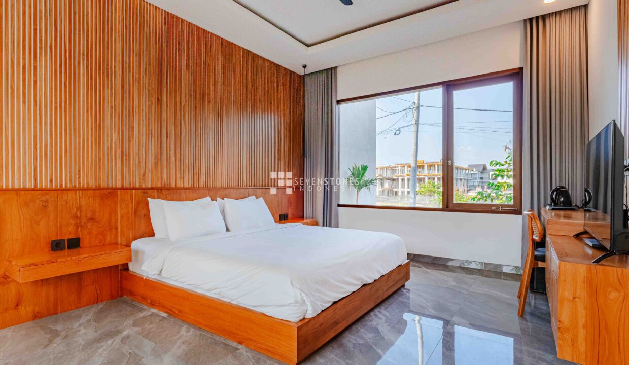 Bright Airy and Spacious 5-Beds Villa in Canggu Center (14)