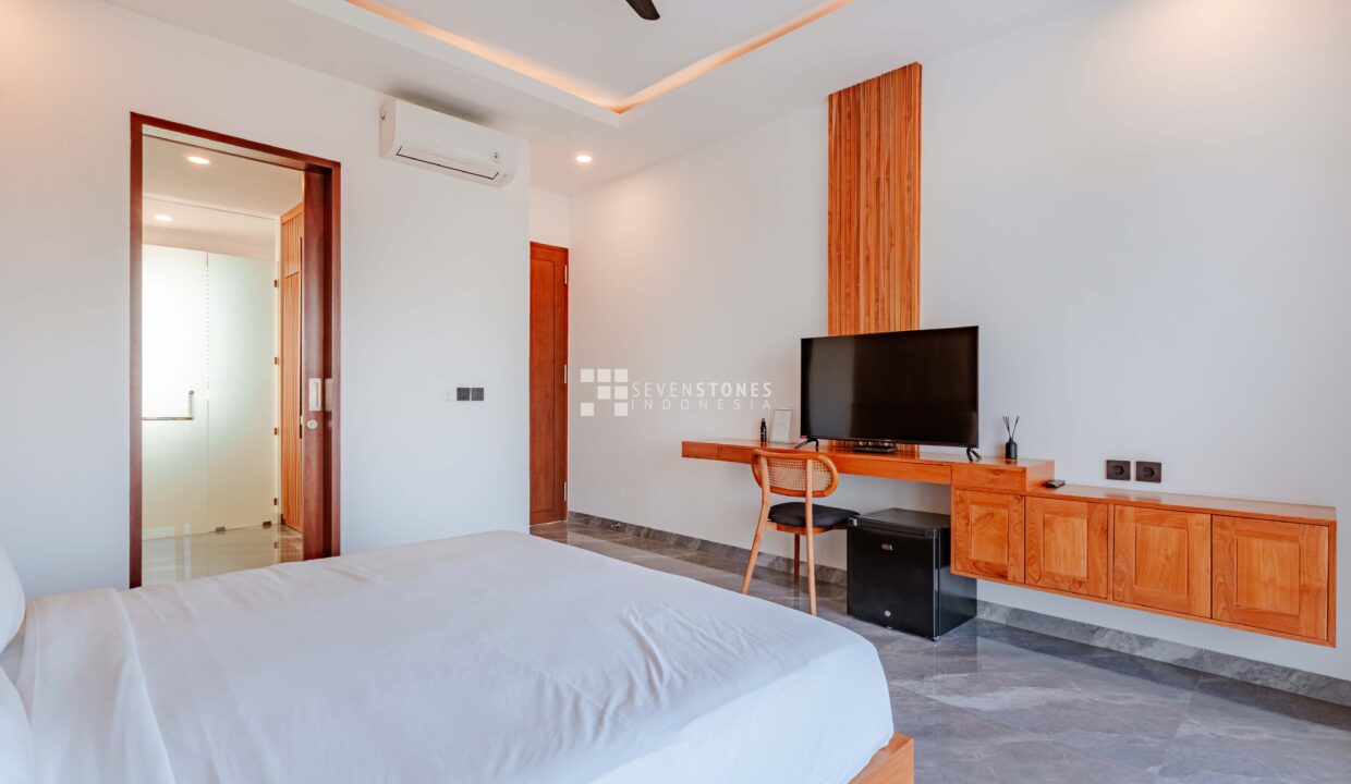 Bright Airy and Spacious 5-Beds Villa in Canggu Center (17)