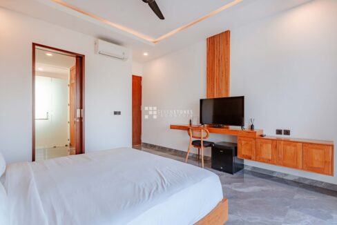 Bright Airy and Spacious 5-Beds Villa in Canggu Center (17)