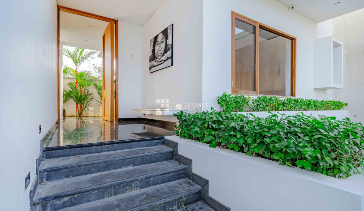 Bright Airy and Spacious 5-Beds Villa in Canggu Center (2)