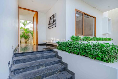 Bright Airy and Spacious 5-Beds Villa in Canggu Center (2)