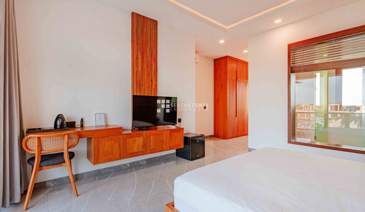 Bright Airy and Spacious 5-Beds Villa in Canggu Center (22)