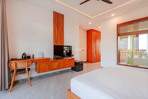 Bright Airy and Spacious 5-Beds Villa in Canggu Center (22)