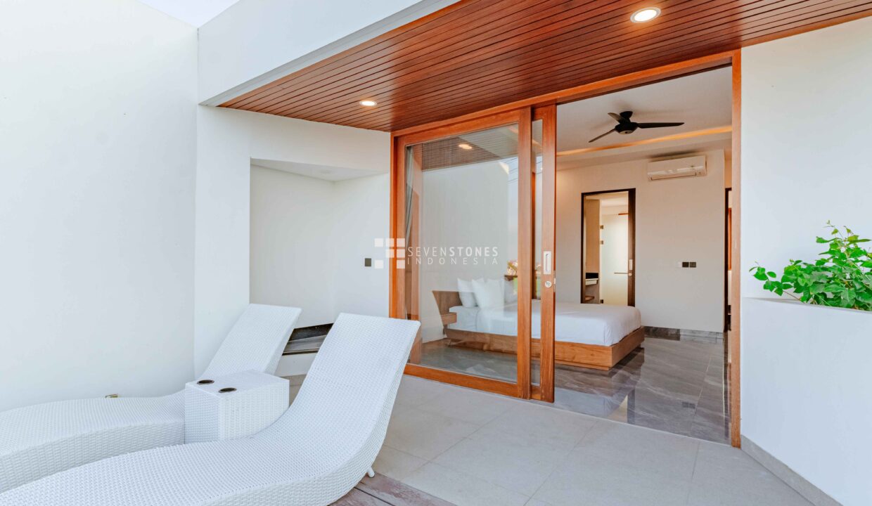 Bright Airy and Spacious 5-Beds Villa in Canggu Center (27)