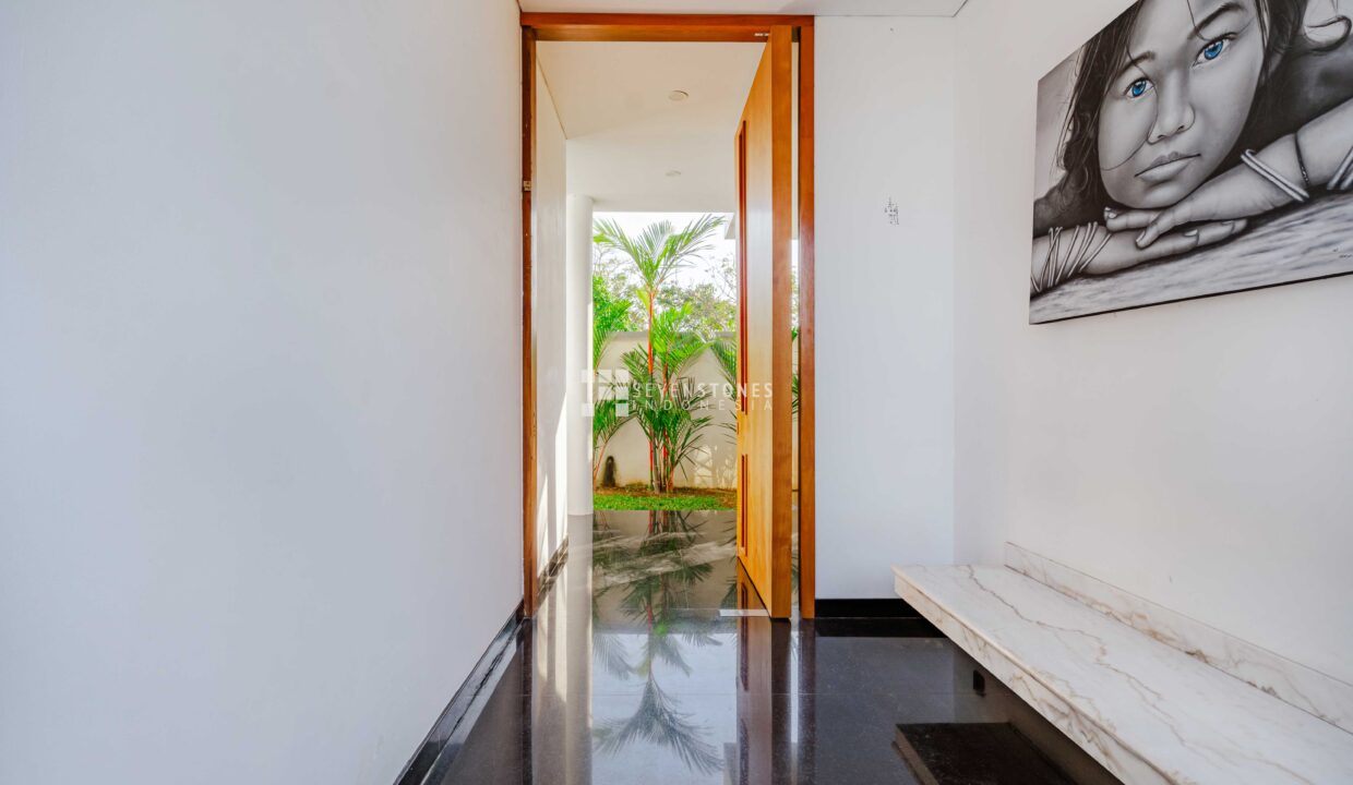 Bright Airy and Spacious 5-Beds Villa in Canggu Center (3)