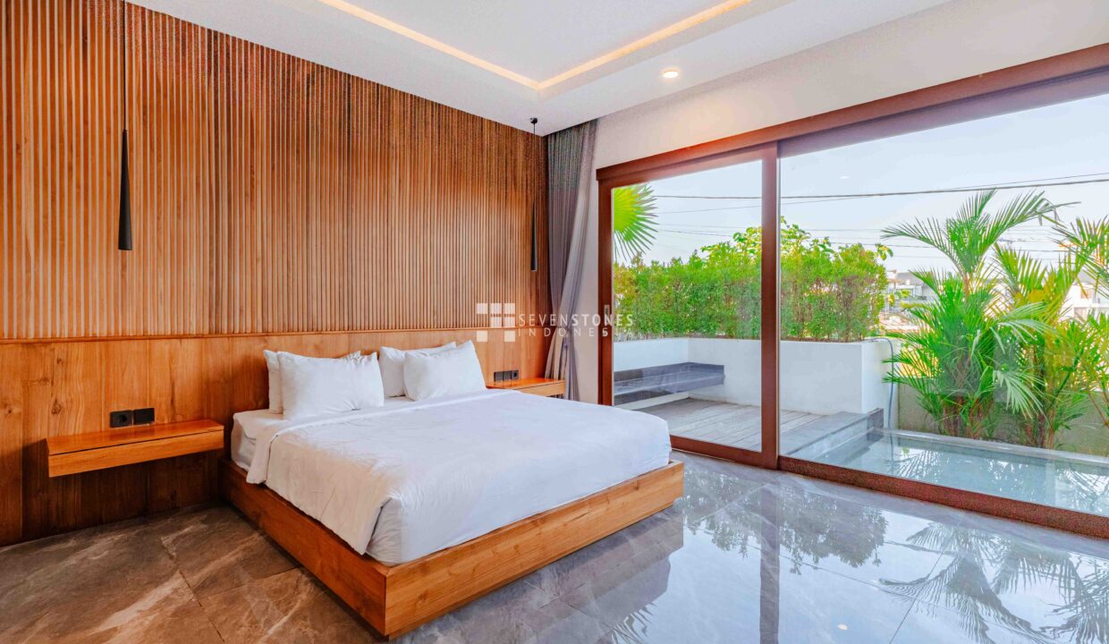 Bright Airy and Spacious 5-Beds Villa in Canggu Center (9)