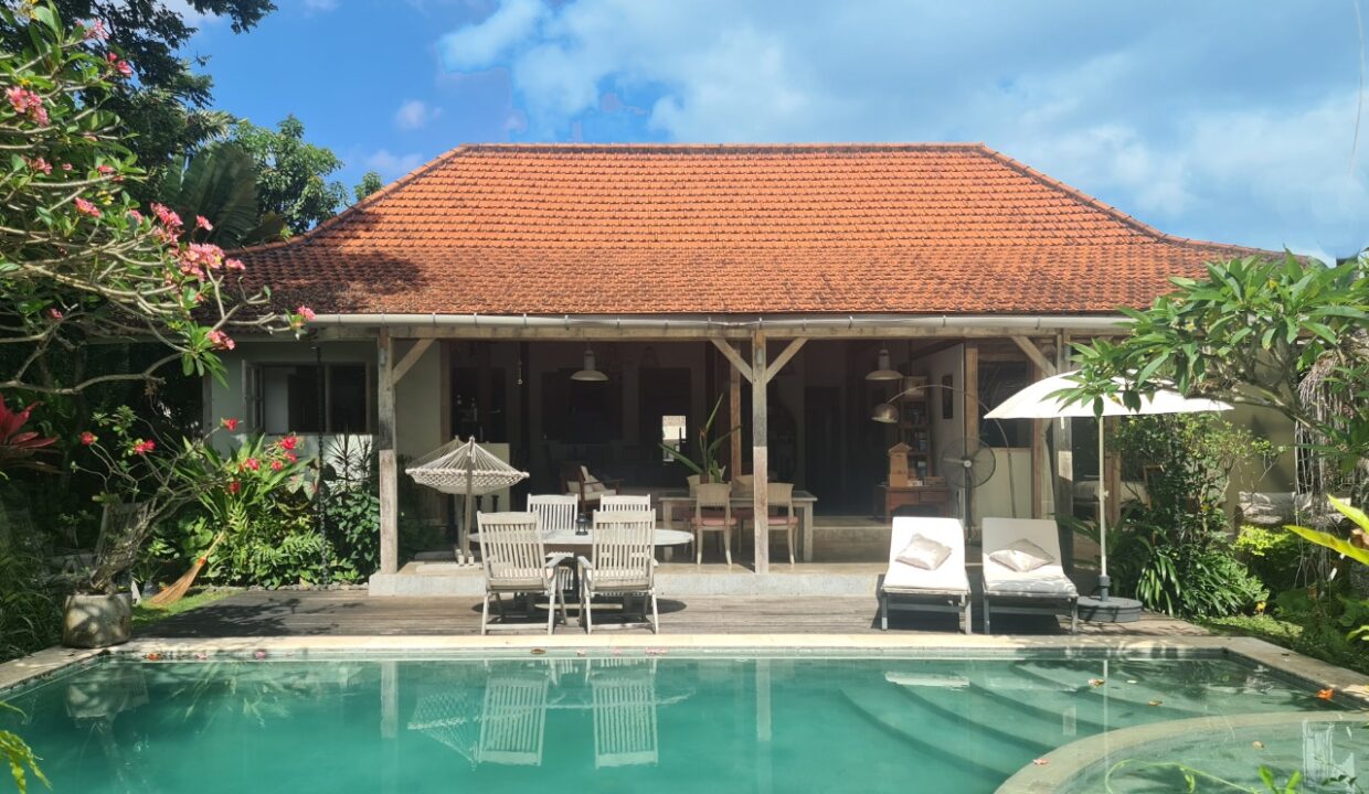 Tropical Living Style Villa Located In The Heart Of Umalas (13)