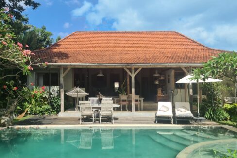 Tropical Living Style Villa Located In The Heart Of Umalas (13)