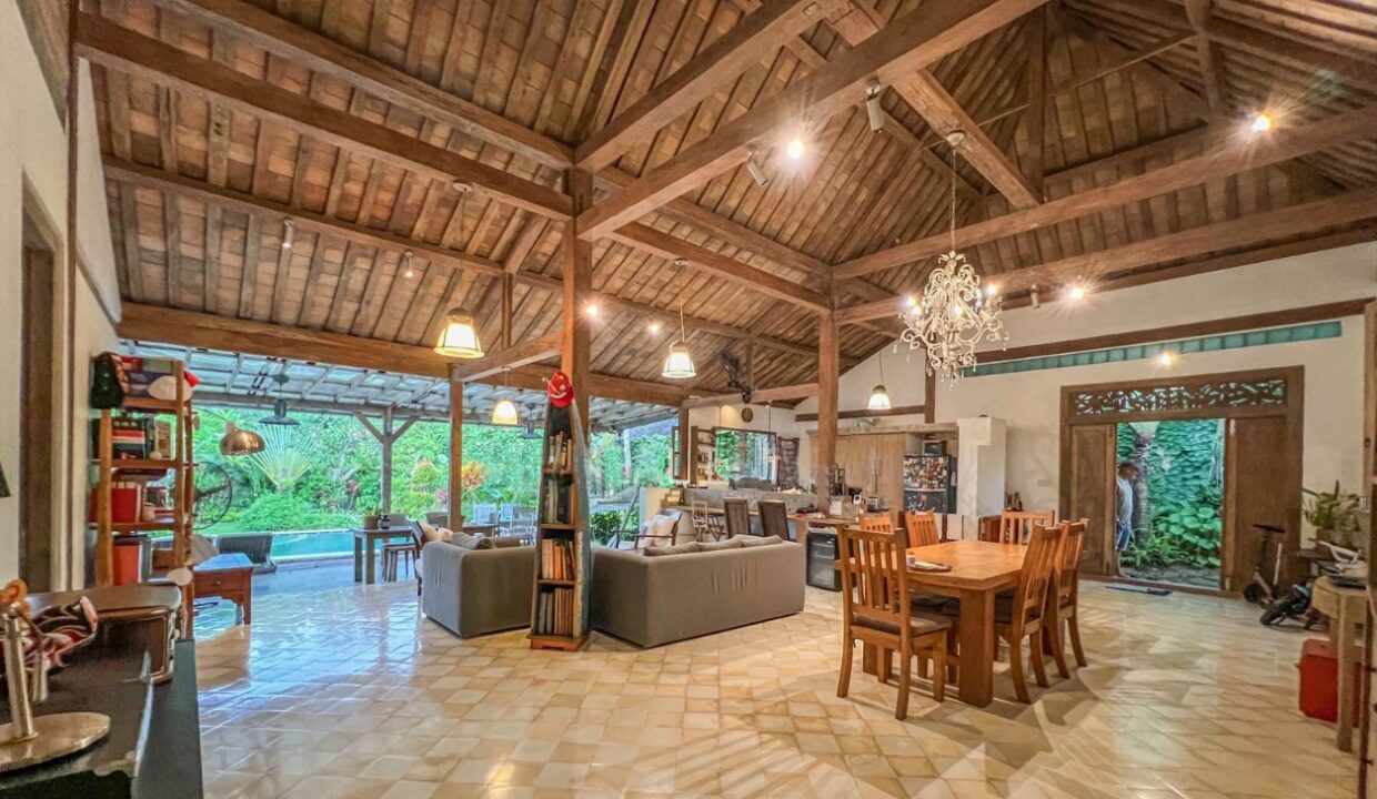 Tropical Living Style Villa Located In The Heart Of Umalas (9)