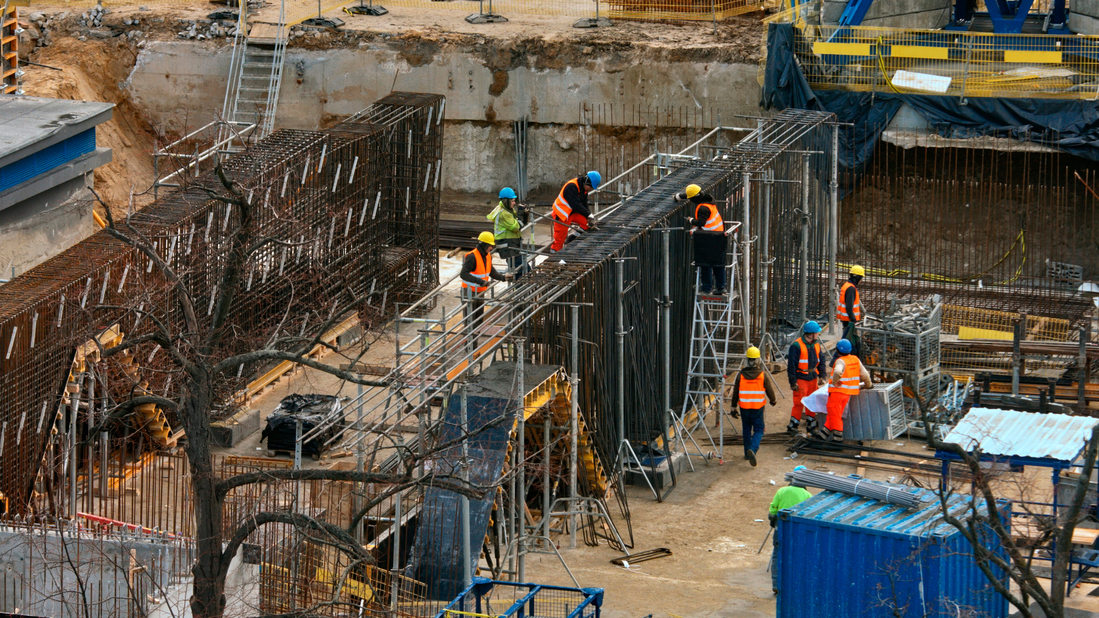 busy construction site signifying Indonesia construction market growth