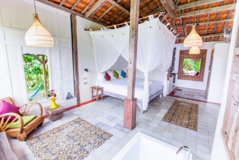 Joglo-Style Retreat Villa for Sale with Rice Field Views (11)