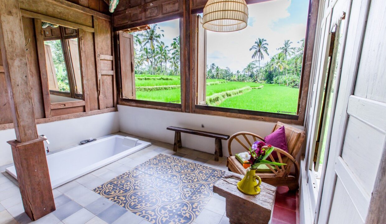 Joglo-Style Retreat Villa for Sale with Rice Field Views (14)