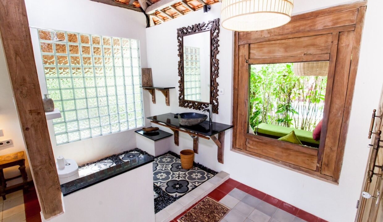 Joglo-Style Retreat Villa for Sale with Rice Field Views (15)