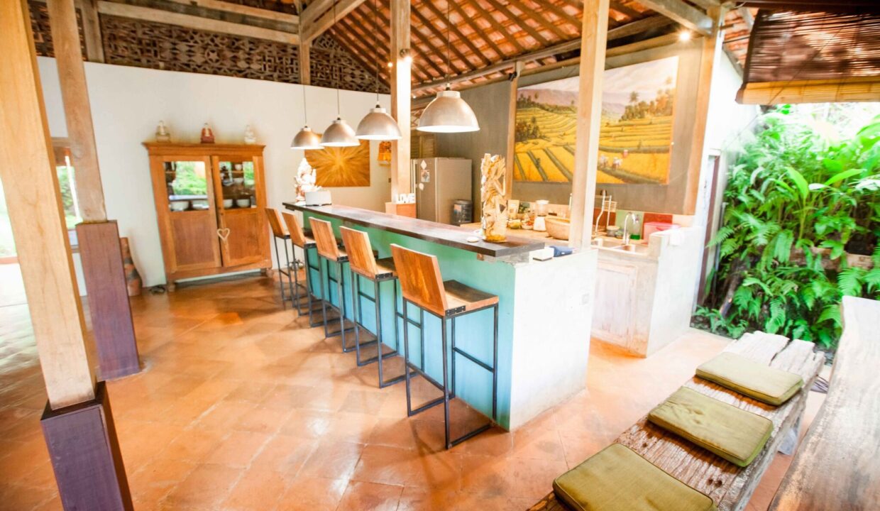 Joglo-Style Retreat Villa for Sale with Rice Field Views (5)