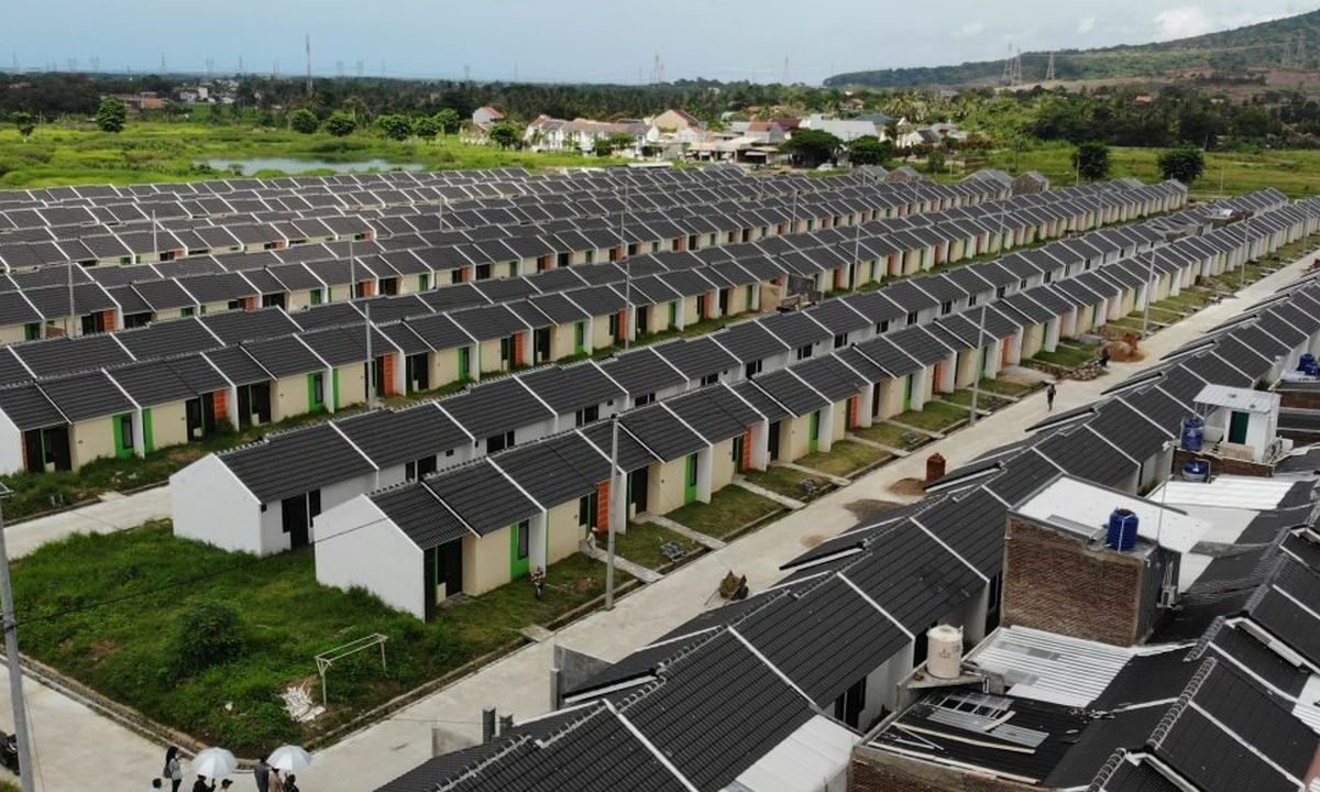 Rows of newly built subsidized housing units in East Kalimantan supporting the 3 Million Houses Program.