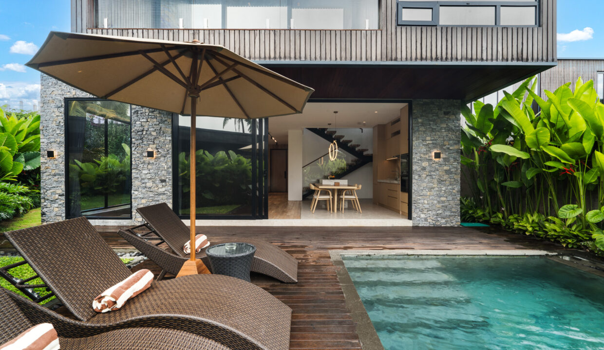 Modern tropical villa with pool and sun loungers, perfect for Bali villas for rent long term.