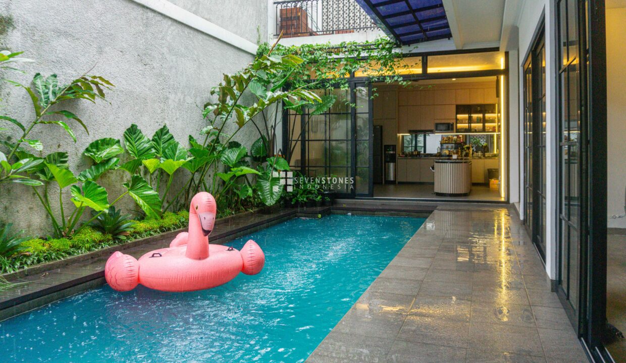 Comfortable Home for Sale Behind Cilandak Town Square – Prime Location (1)