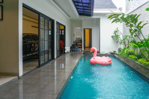 Comfortable Home for Sale Behind Cilandak Town Square – Prime Location (2)