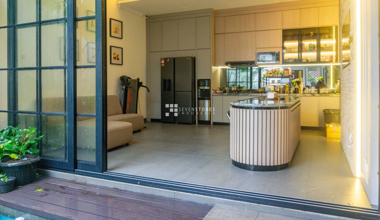 Comfortable Home for Sale Behind Cilandak Town Square – Prime Location (3)